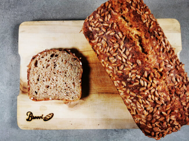 Dinkel-Kastenbrot mit angekeimten ganzen Kernen - mipano