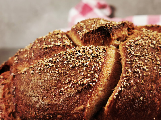 Mein Rezept für ein gerolltes Emmer-Zopfbrot - brooot.de