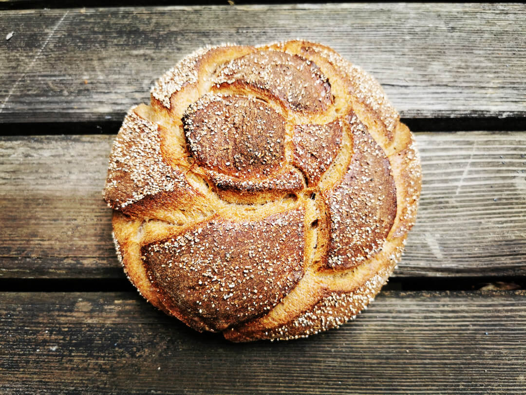 Mein Rezept für ein gerolltes Emmer-Zopfbrot - brooot.de