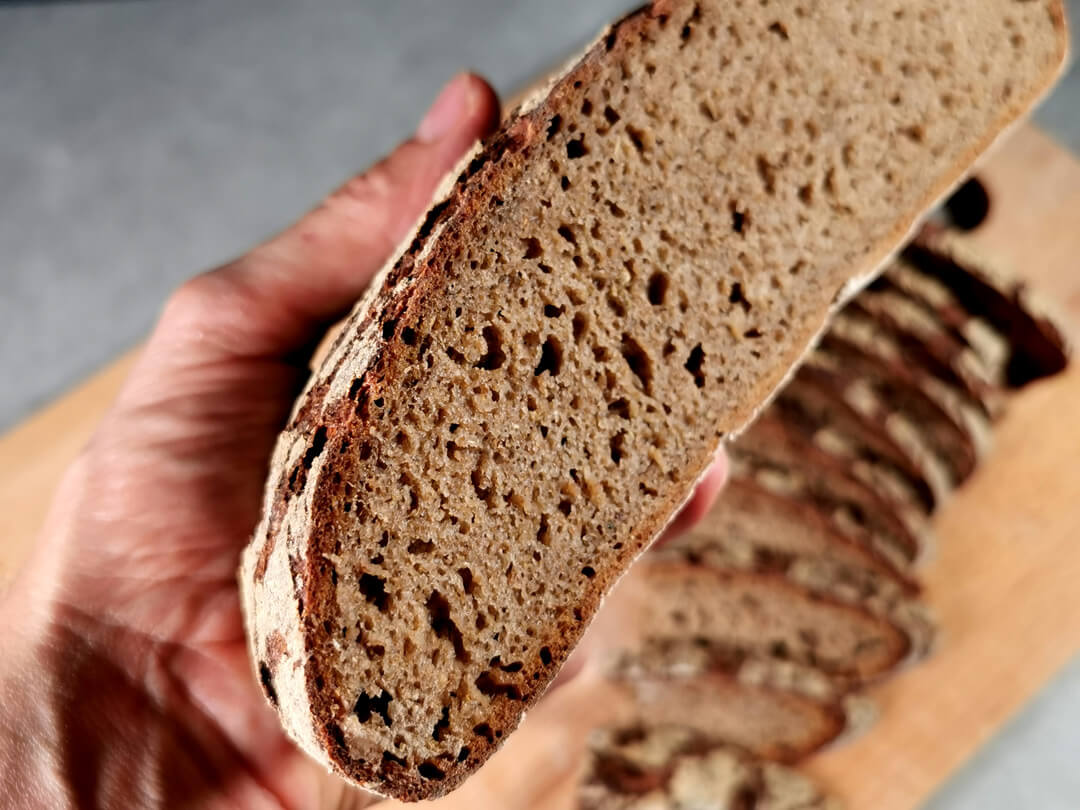 Grundrezept für ein Roggenbrot mit Sauerteig - www.brooot.de