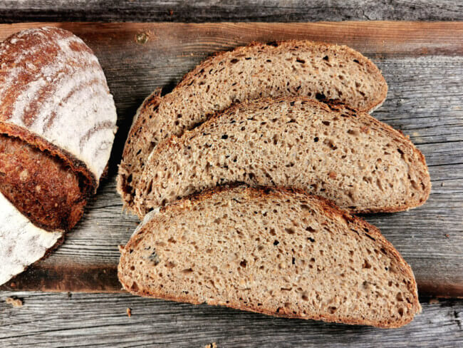 Mein Rezept für schrotiges Weizenvollkornbrot - www.brooot.de