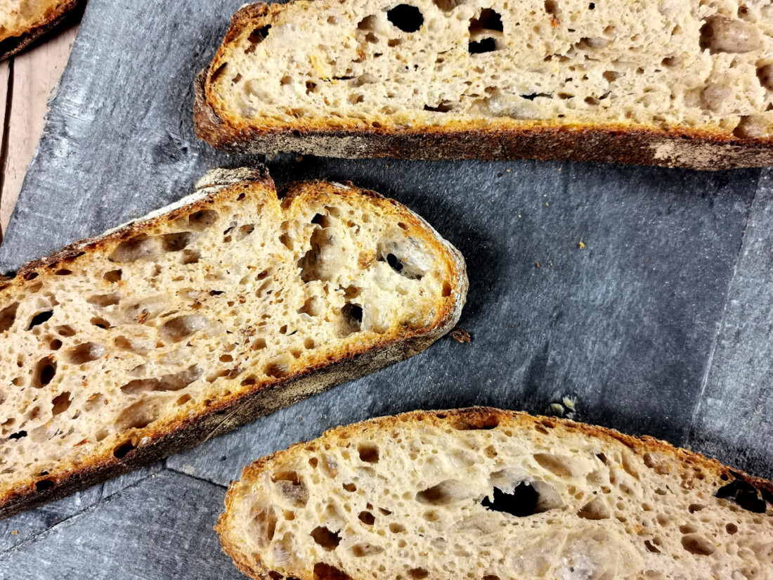 Altbrot-Sauerteig-Brot - Brot mit viel altem Brot [Rezept]