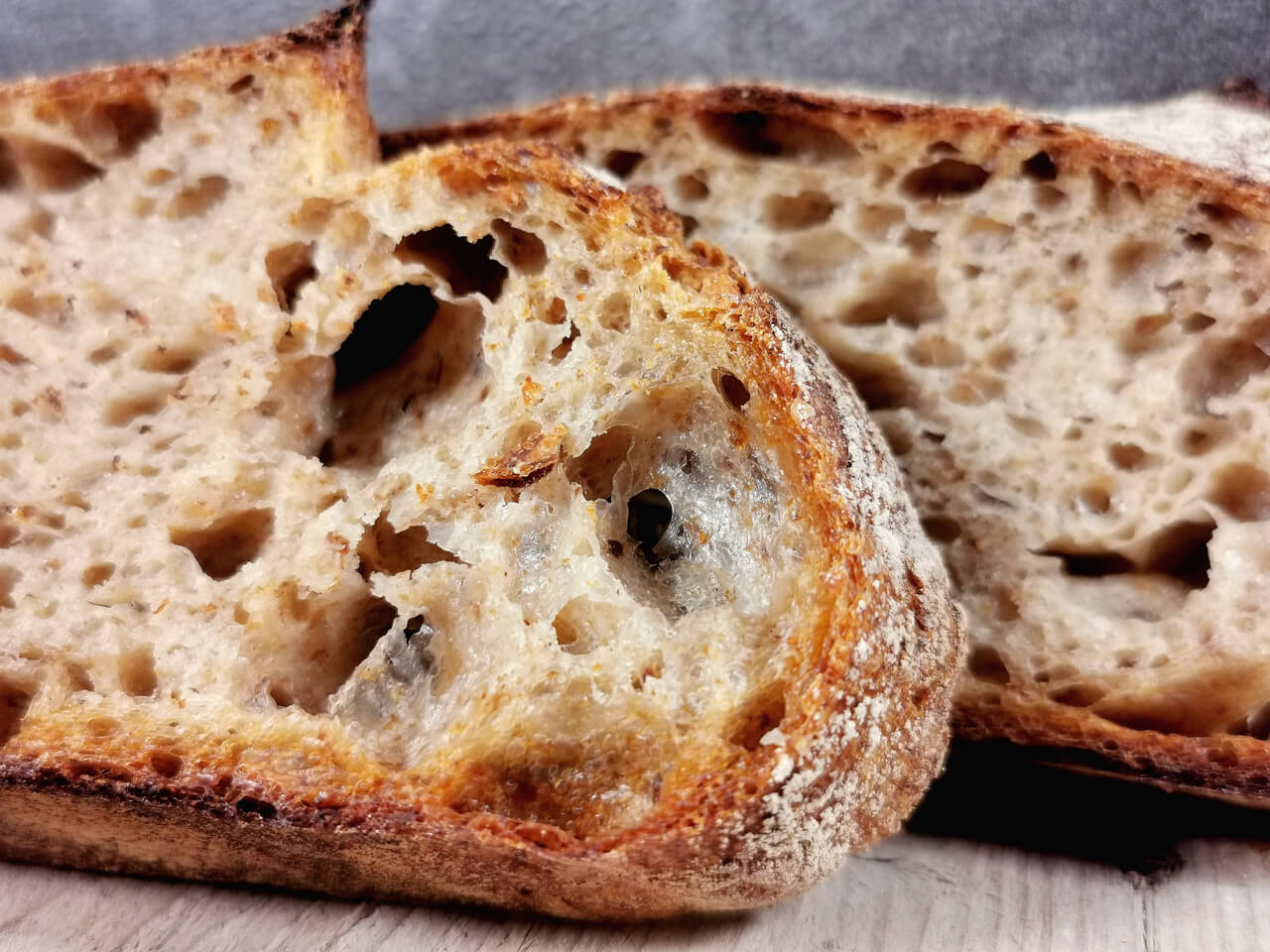 Altbrot-Sauerteig-Brot - Brot mit viel altem Brot [Rezept]