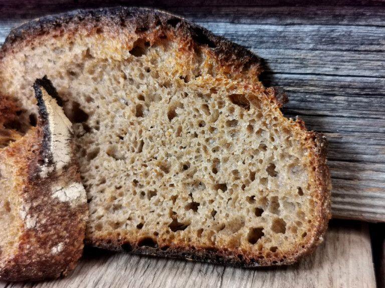 Wie hält Brot lange frisch? Gekauft und selbst backen