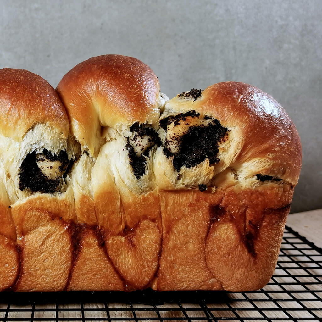 Shokupan Milchbrot mit Mohnfüllung Super fluffig und lecker!