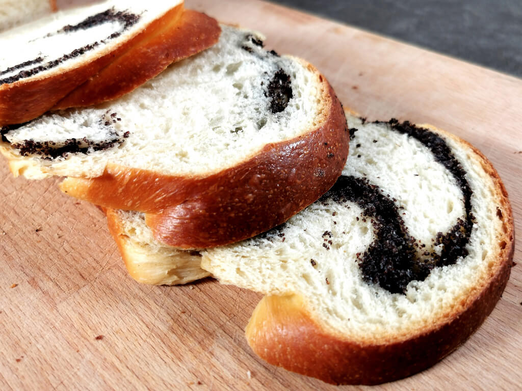 Shokupan Milchbrot mit Mohnfüllung Super fluffig und lecker! Shokupan Milchbrot mit Mohnfüllung Super fluffig und lecker!