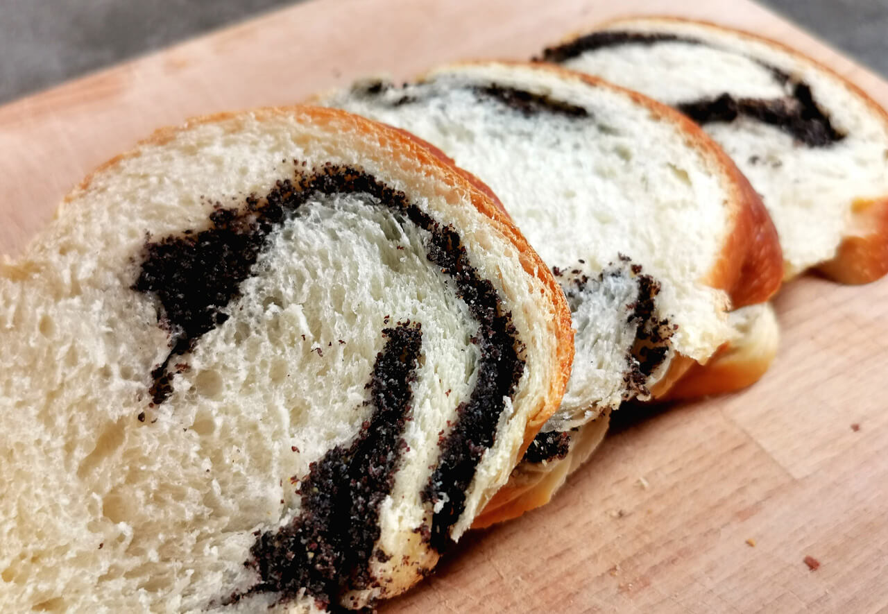 Shokupan Milchbrot mit Mohnfüllung Super fluffig und lecker! Shokupan Milchbrot mit Mohnfüllung Super fluffig und lecker!