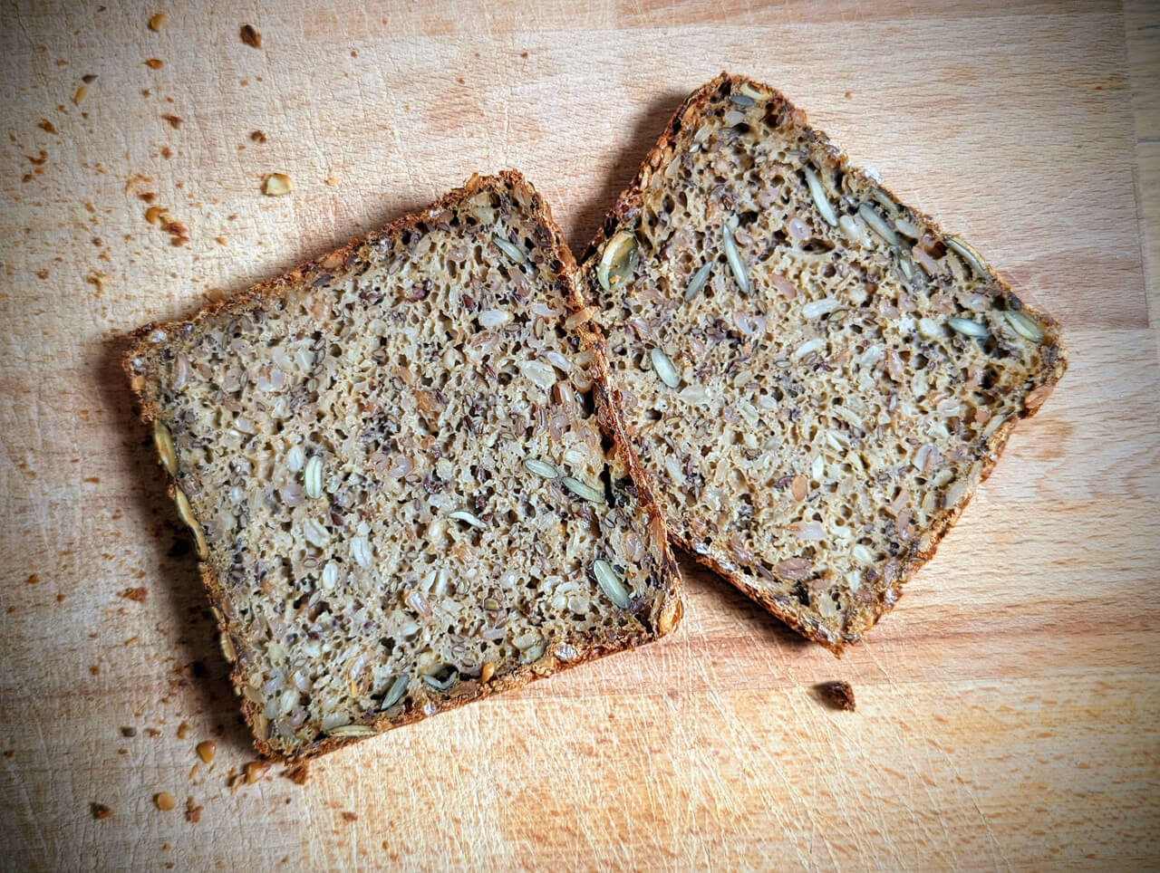 Das Hafer-Kerne Kraftbrot mit ganzen Dinkelkörnern