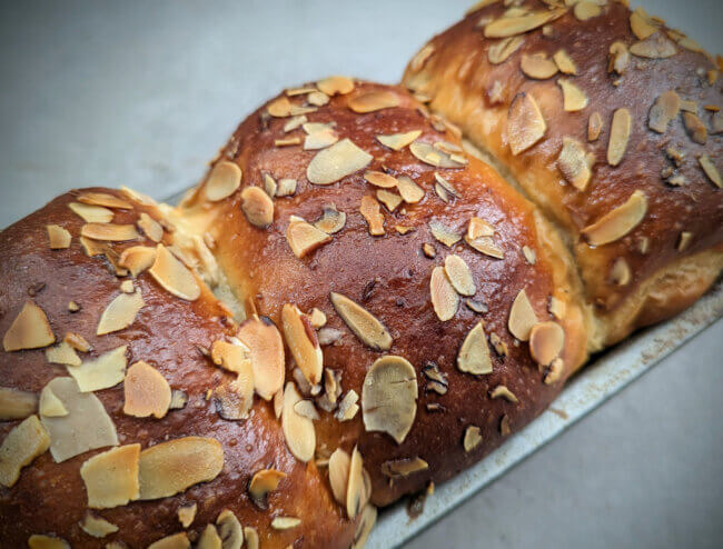 Rezeptbild: Shokupan Mandel-Milchbrot mit Rosinen