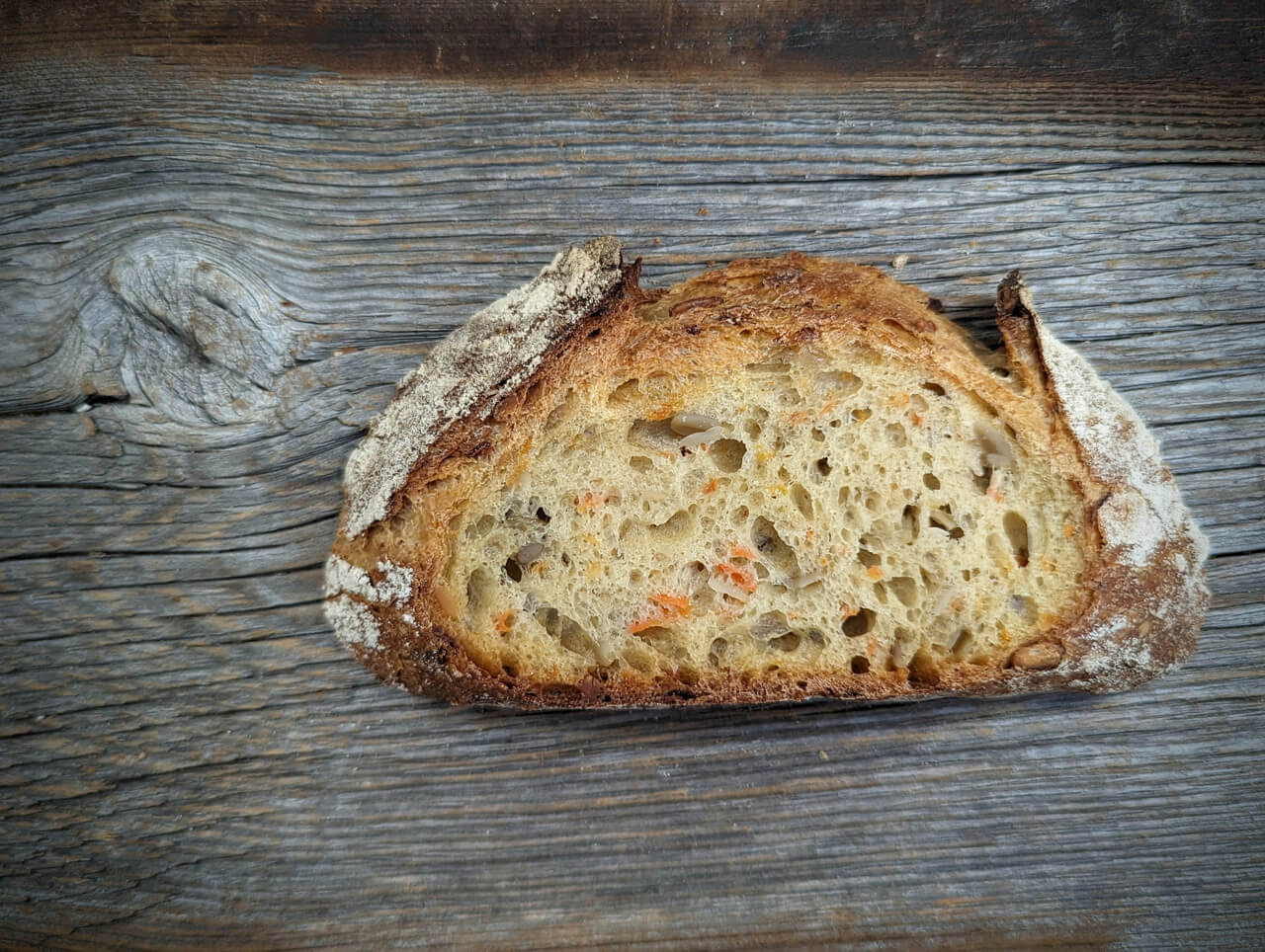 Karotten-Mischbrot mit Sonnenblumenkernen Super lecker! Karotten-Mischbrot mit Sonnenblumenkernen Super lecker!