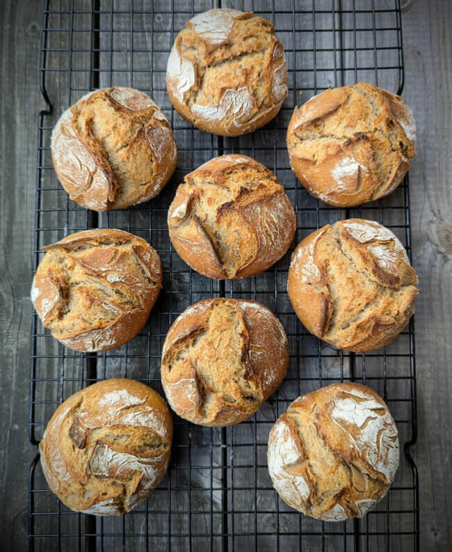 Rustikale Bauernbrötchen Rezept zum selber backen