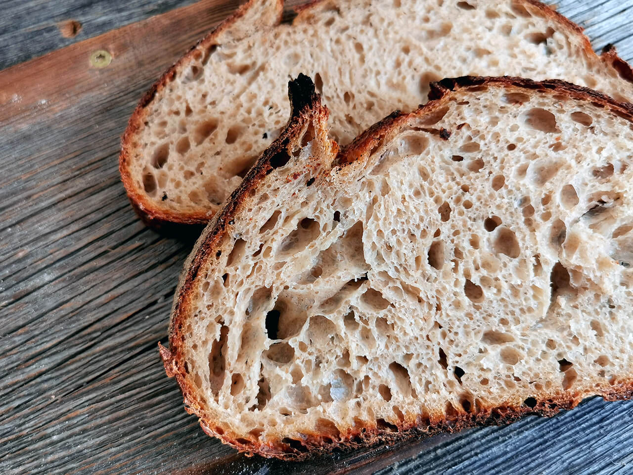 Ist Sauerteigbrot wirklich gesünder als Hefebrot?
