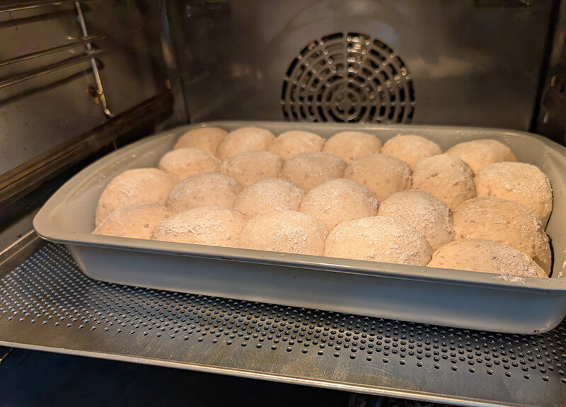 Brot oder Brötchen backen auf einem Backblech - So geht's Brot oder Brötchen backen auf einem Backblech - So geht's