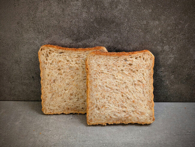 Rezeptbild: Schrotiger Honig-Toast mit Sauerteig